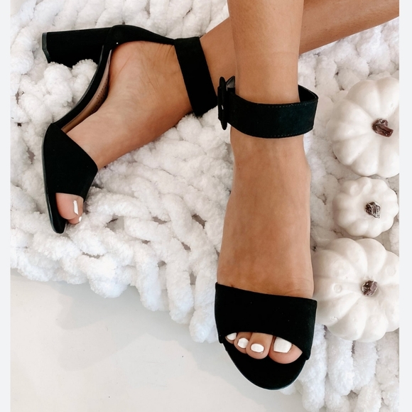 ๐ HOST PICK ๐ Chinese Laundry Rumor Ankle Strap Sandals - Picture 3 of 16